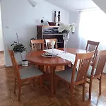 Apartment And Dona Makarska