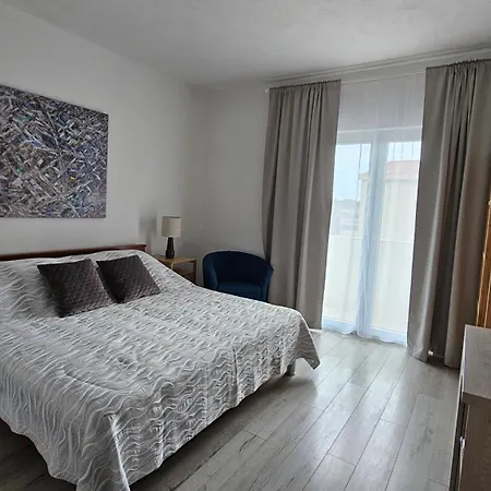 Apartment And Dona Makarska