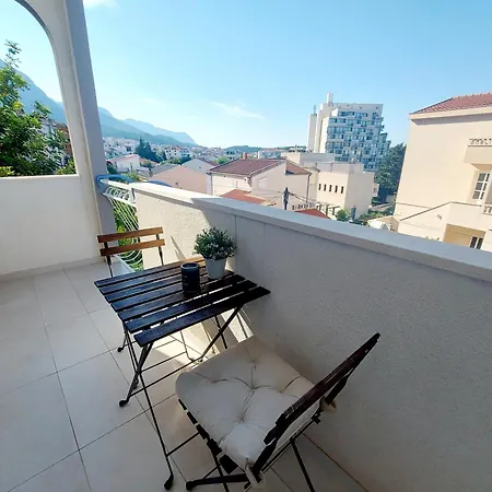 Apartment And Dona Makarska