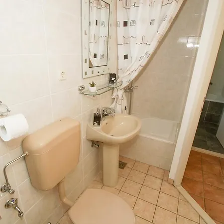 Apartment And Dona Makarska