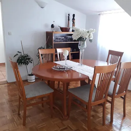 Apartment And Dona Makarska